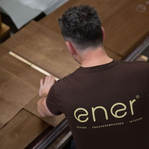 ener snedkerhåndværk i gang